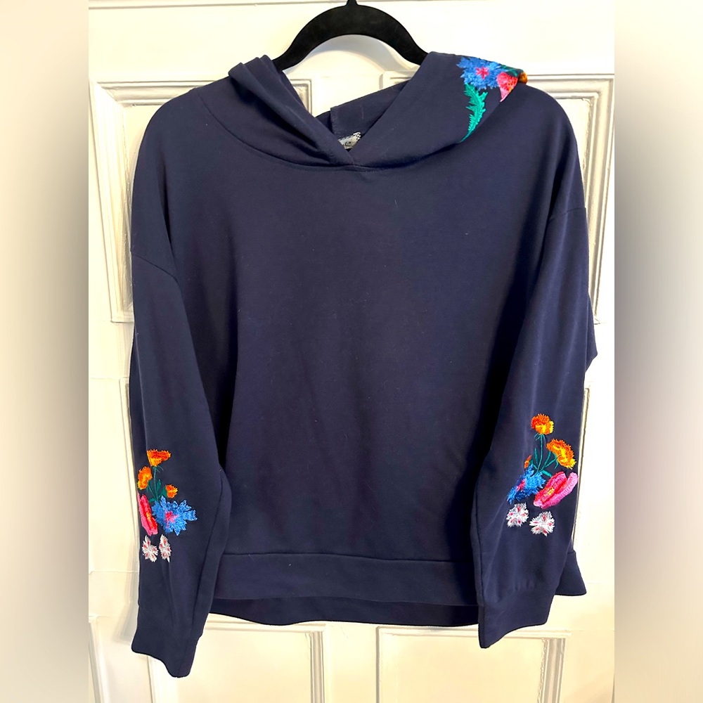 Navy blue sweatshirt with embroidery detail